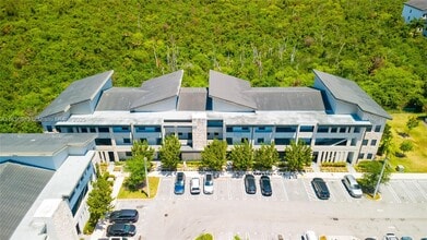 8175 NW 104th Ave in Doral, FL - Foto de edificio - Building Photo