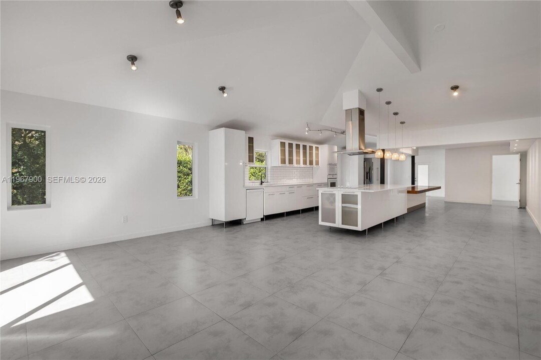 801 NE 118th St in Biscayne Park, FL - Building Photo