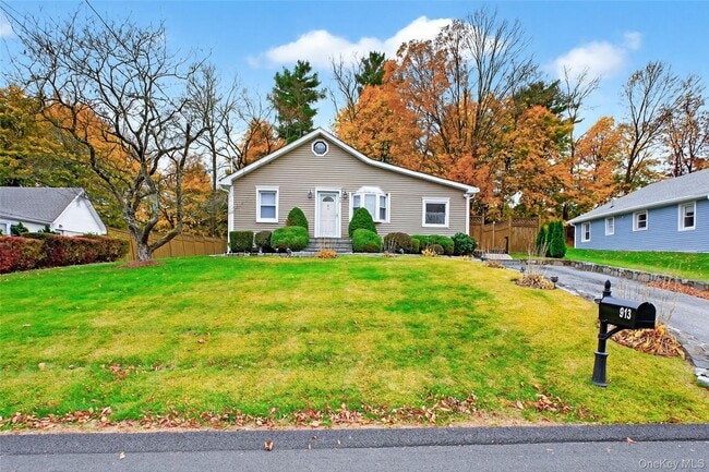 913 Parkway Pl in Yorktown Heights, NY - Building Photo - Building Photo