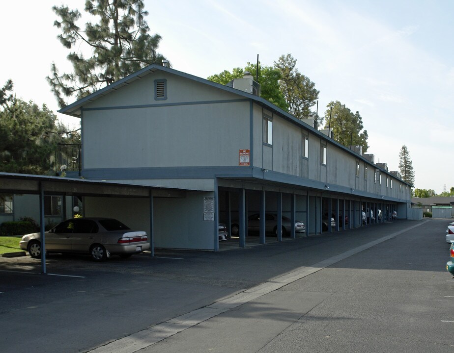 Dakota Garden in Fresno, CA - Building Photo