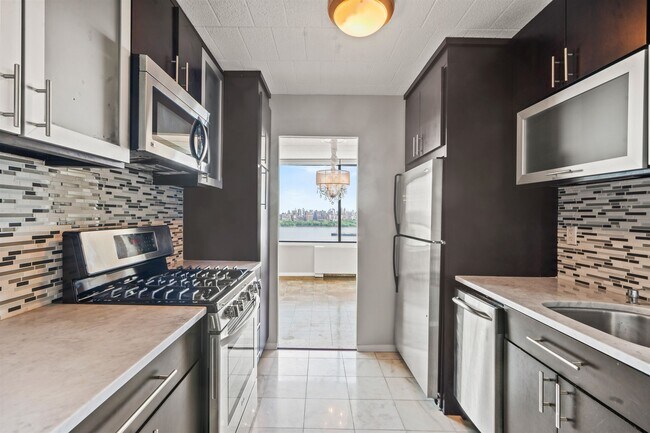 9060 Palisade Ave in North Bergen, NJ - Building Photo - Building Photo