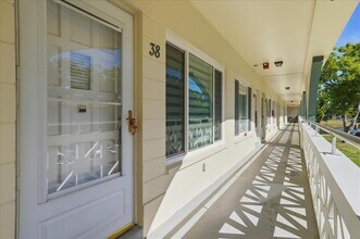 2400 Franciscan Dr in Clearwater, FL - Building Photo - Building Photo