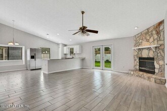 7318 Amandas Crossing Dr S in Jacksonville, FL - Foto de edificio - Building Photo