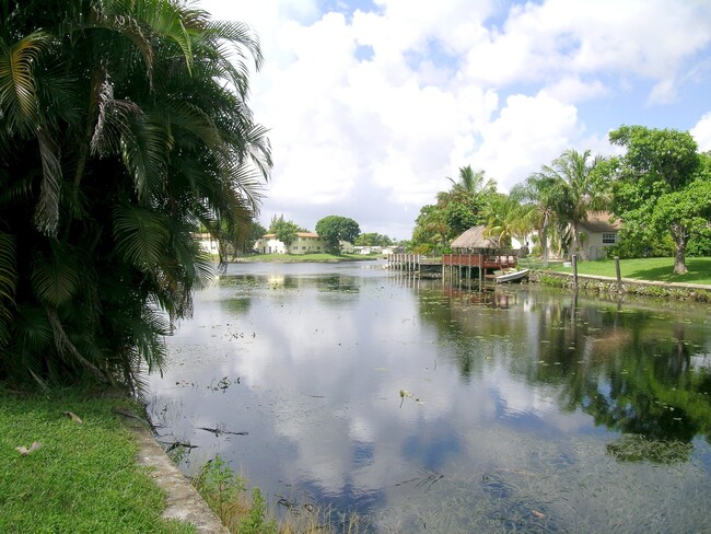 461 Sunshine Dr in Coconut Creek, FL - Building Photo - Building Photo