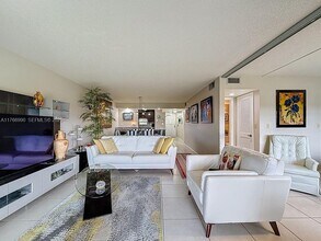 9411 N Hollybrook Lake Dr in Pembroke Pines, FL - Building Photo - Building Photo