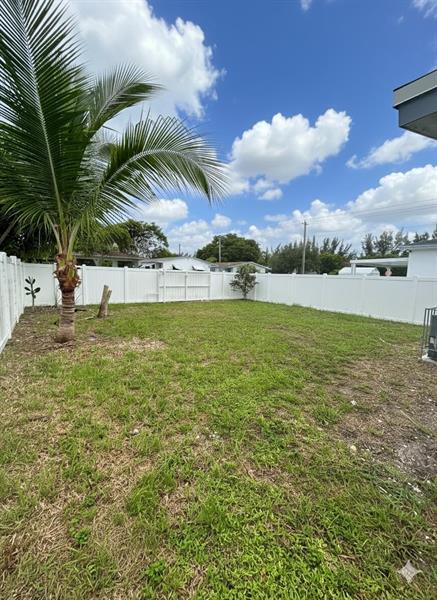 749 NW 5th Ct in Hallandale Beach, FL - Building Photo - Building Photo