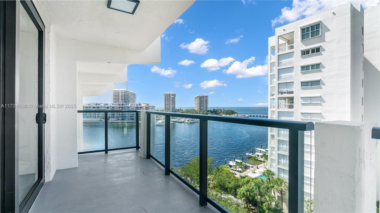 1600 S Bayshore Ln, Unit 9C in Miami, FL - Building Photo