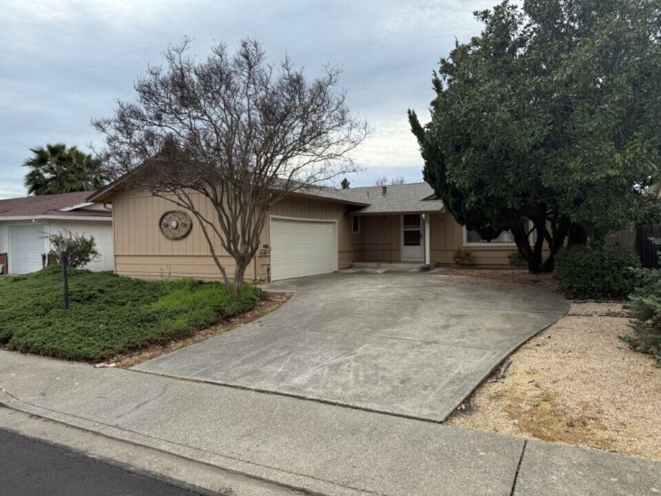 120 Glacier Cir in Vacaville, CA - Building Photo
