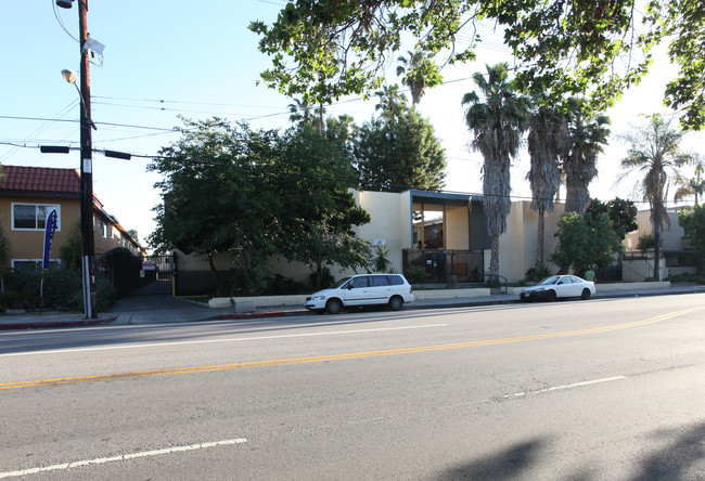 Capri Apartments in Van Nuys, CA - Building Photo - Building Photo