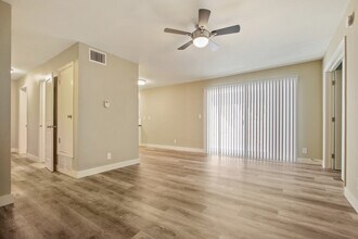 11016 Kittridge St in North Hollywood, CA - Foto de edificio - Building Photo