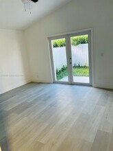 18333 NW 7th St in Pembroke Pines, FL - Foto de edificio - Building Photo