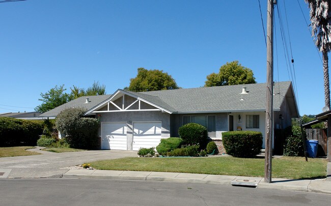 1511 Lynn Ct in Santa Rosa, CA - Building Photo - Building Photo