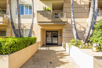 1241 S Westgate Ave in Los Angeles, CA - Foto de edificio - Building Photo