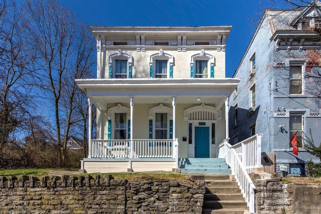 1031 Purcell Ave in Cincinnati, OH - Building Photo