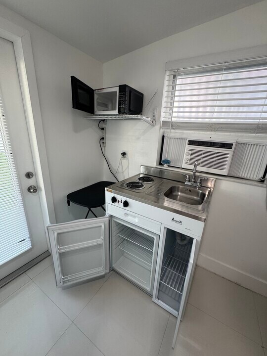 6242 SW 24th St in Miramar, FL - Building Photo