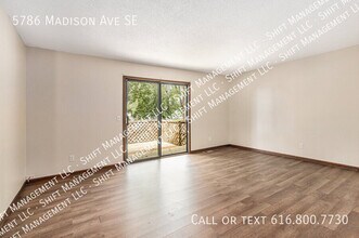 5786 Madison Ave SE in Grand Rapids, MI - Foto de edificio - Building Photo