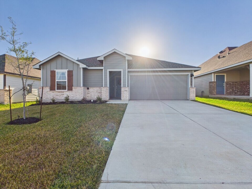2319 Jeter Dr in Bryan, TX - Building Photo