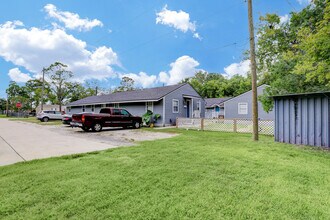 2322 Central Street St in Dickinson, TX - Building Photo - Building Photo