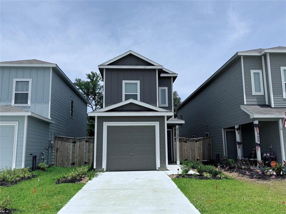 21321 Carosella Dr in New Caney, TX - Building Photo