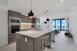 460 NE 28th St, Unit 2806 in Miami, FL - Building Photo