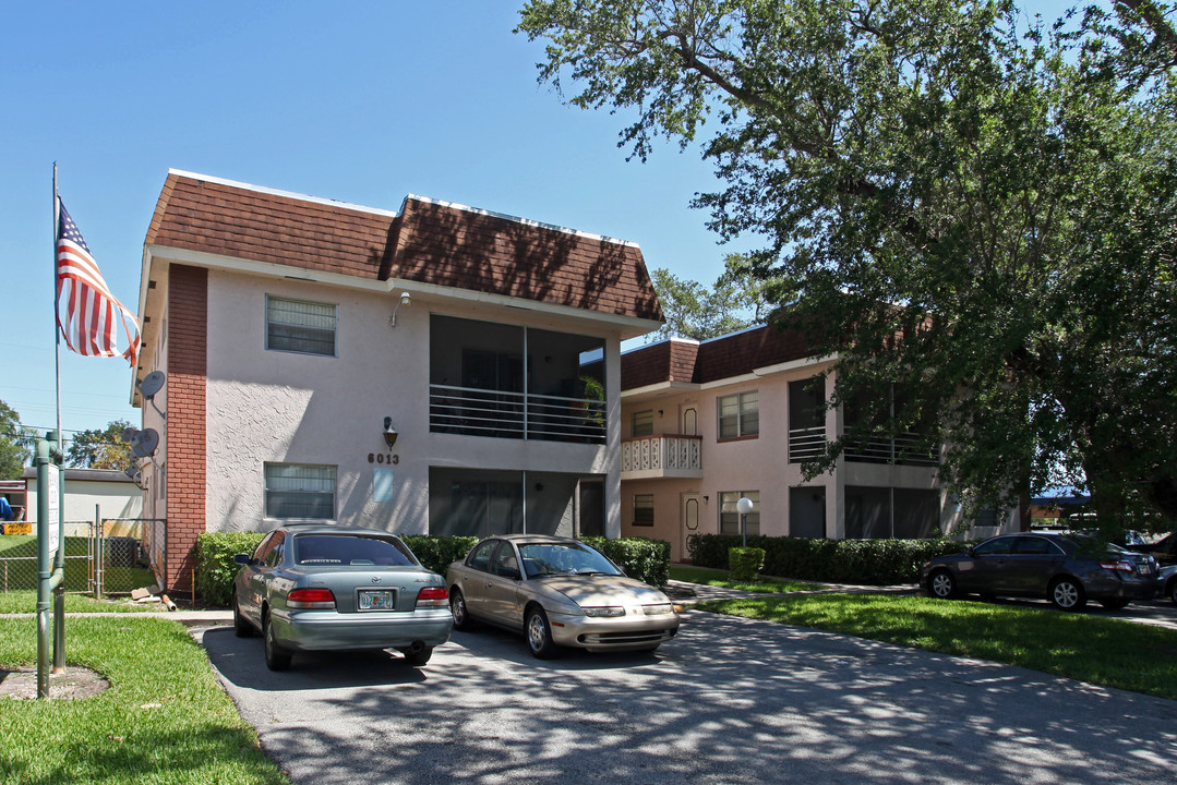 Miramar Club in Miramar, FL - Building Photo