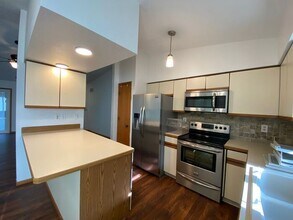 1316 Southview Cir in Coralville, IA - Building Photo - Building Photo