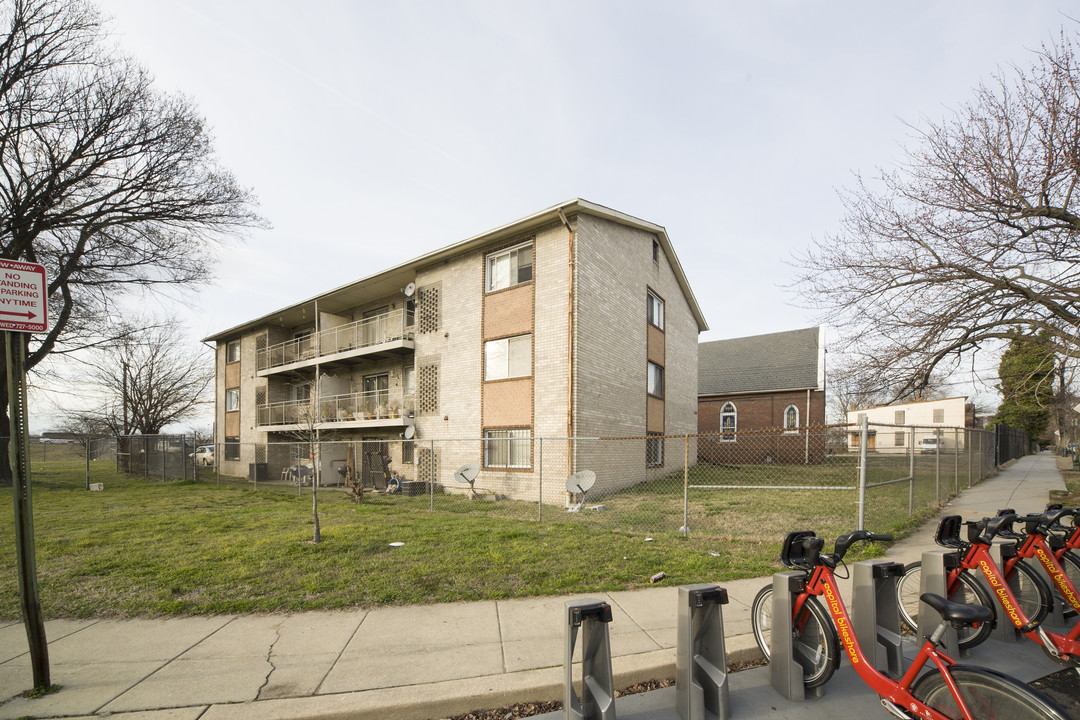 2433 Shannon Pl SE in Washington, DC - Building Photo