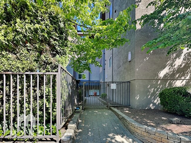 14300 32nd Ave NE in Seattle, WA - Building Photo - Building Photo