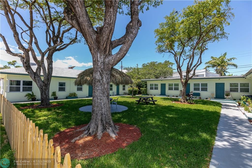 713 NE 3rd St-Unit -3 in Hallandale Beach, FL - Building Photo