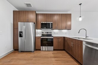 EVIVA at Trinity Mills Station in Carrollton, TX - Foto de edificio - Building Photo