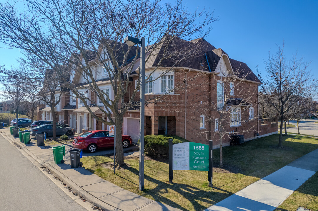 1588 S Parade Crt in Mississauga, ON - Building Photo