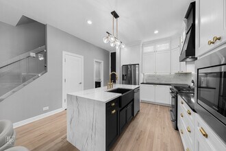 355 W Superior St in Chicago, IL - Foto de edificio - Building Photo