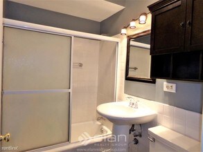 9207 Skokie Blvd-Unit -Apt 305 in Skokie, IL - Foto de edificio - Building Photo