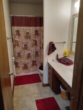 300 E Saratoga St, Unit 3 in Marshall, MN - Foto de edificio - Building Photo