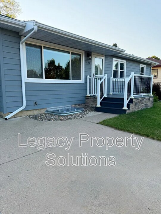 1832 Assumption Dr in Bismarck, ND - Building Photo