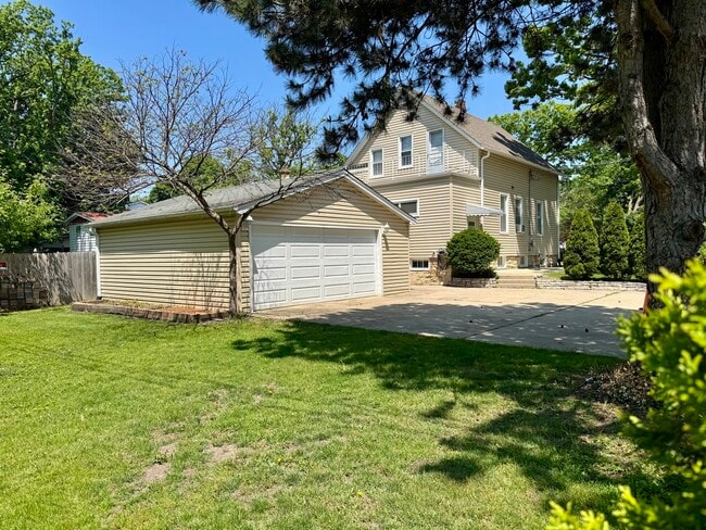 1014 Half Day Rd in Highland Park, IL - Building Photo - Building Photo