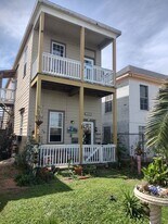 1613 Avenue N 1/2, Unit Upstairs in Galveston, TX - Building Photo