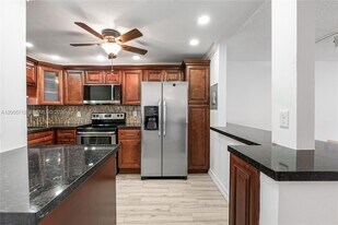 711 S Hollybrook Dr in Pembroke Pines, FL - Building Photo