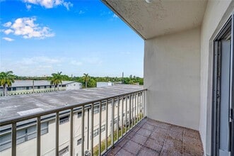 16750 NE 10th Ave in North Miami Beach, FL - Building Photo - Building Photo