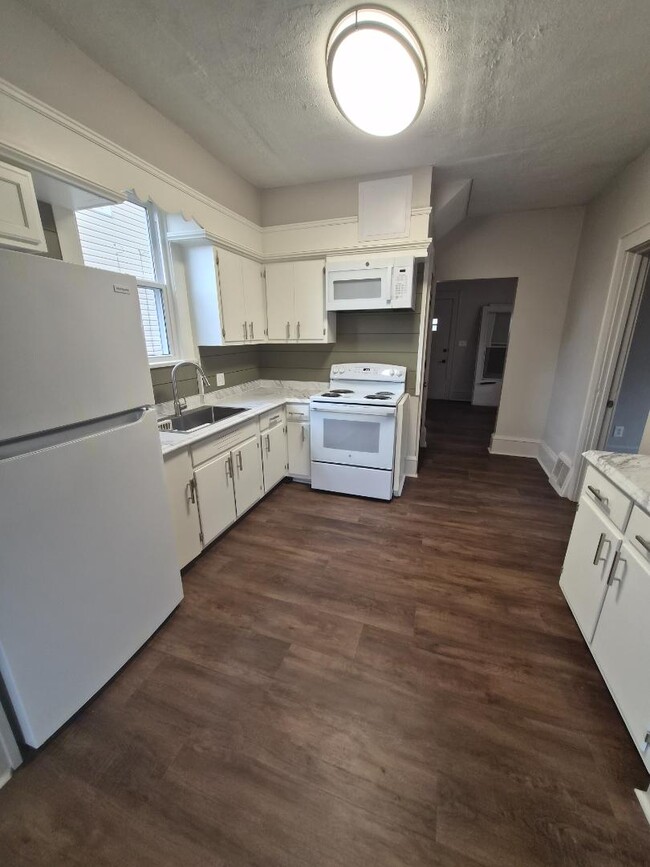 323 Bedford Ave NW in Canton, OH - Building Photo - Building Photo