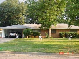 1001 Dudley St in Longview, TX - Building Photo