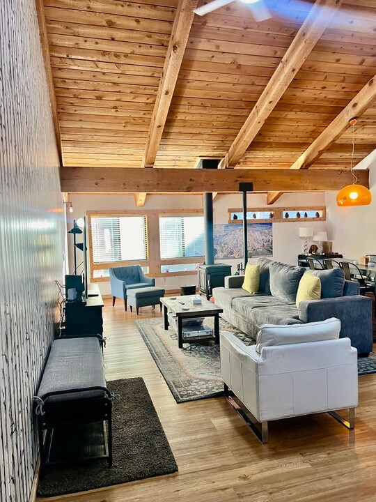 273 Rainbow Ln in Mammoth Lakes, CA - Building Photo