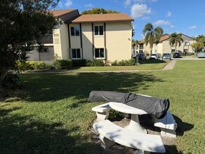 5930 Whispering Pine Way in Greenacres, FL - Foto de edificio - Building Photo