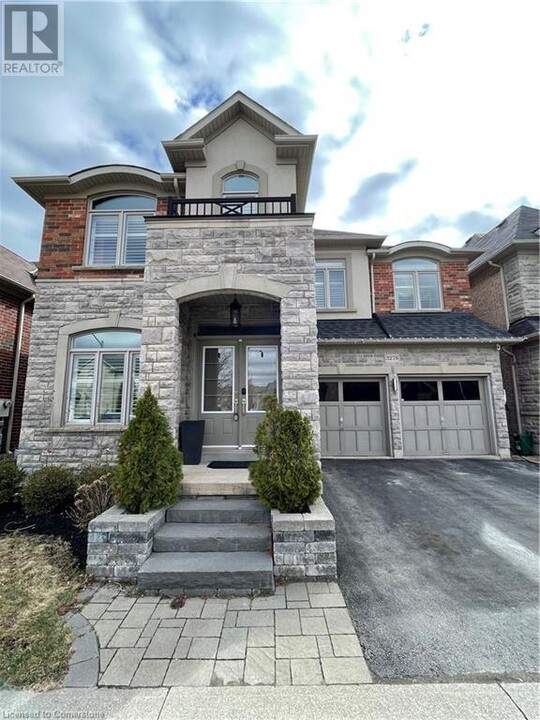 3276 Sharp Rd in Burlington, ON - Building Photo