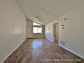 8113 San Jose Manor Dr E-Unit -2 in Jacksonville, FL - Building Photo - Building Photo