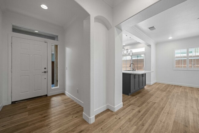 9204 S Nobel Way in Inglewood, CA - Building Photo - Building Photo