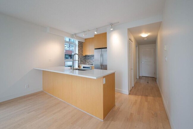 1 E 7th Ave in Vancouver, BC - Building Photo - Building Photo