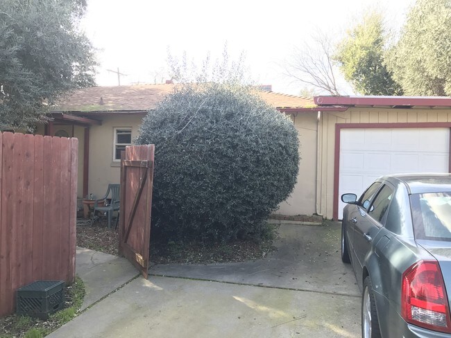 2501 Carmichael Way in Carmichael, CA - Building Photo - Building Photo