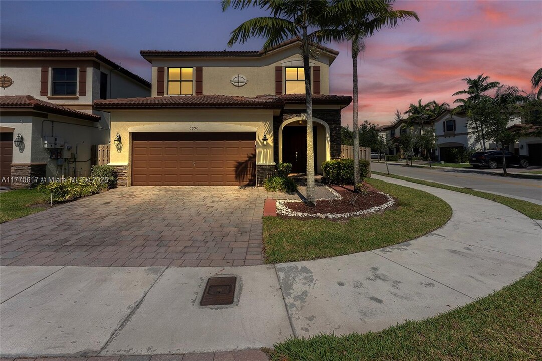 8890 NW 99th Path in Doral, FL - Foto de edificio