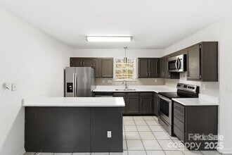 6113 Windsor Gate Ln in Charlotte, NC - Building Photo - Building Photo